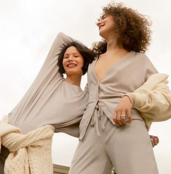 dwie modelki w beżowych piżamach na długi rękaw Vosedo