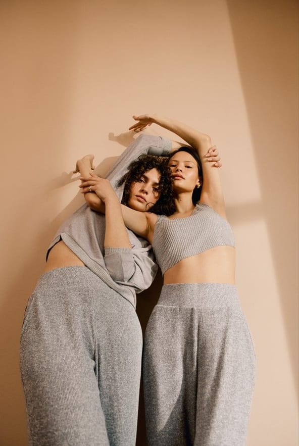 dwie modelki w szarych piżamach z długimi spodniami Vosedo